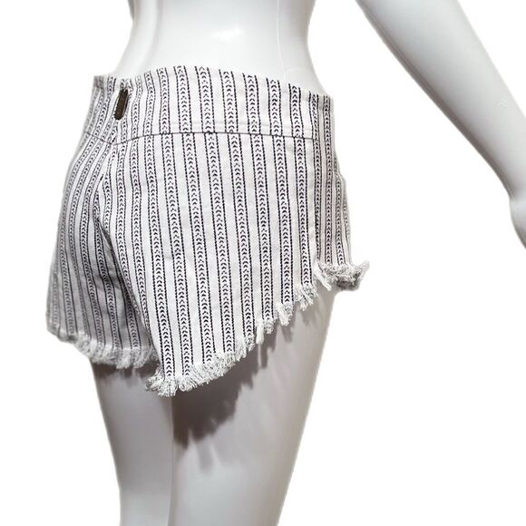 INDAH Vibe Lace Up Shorts - Picture 1 of 11